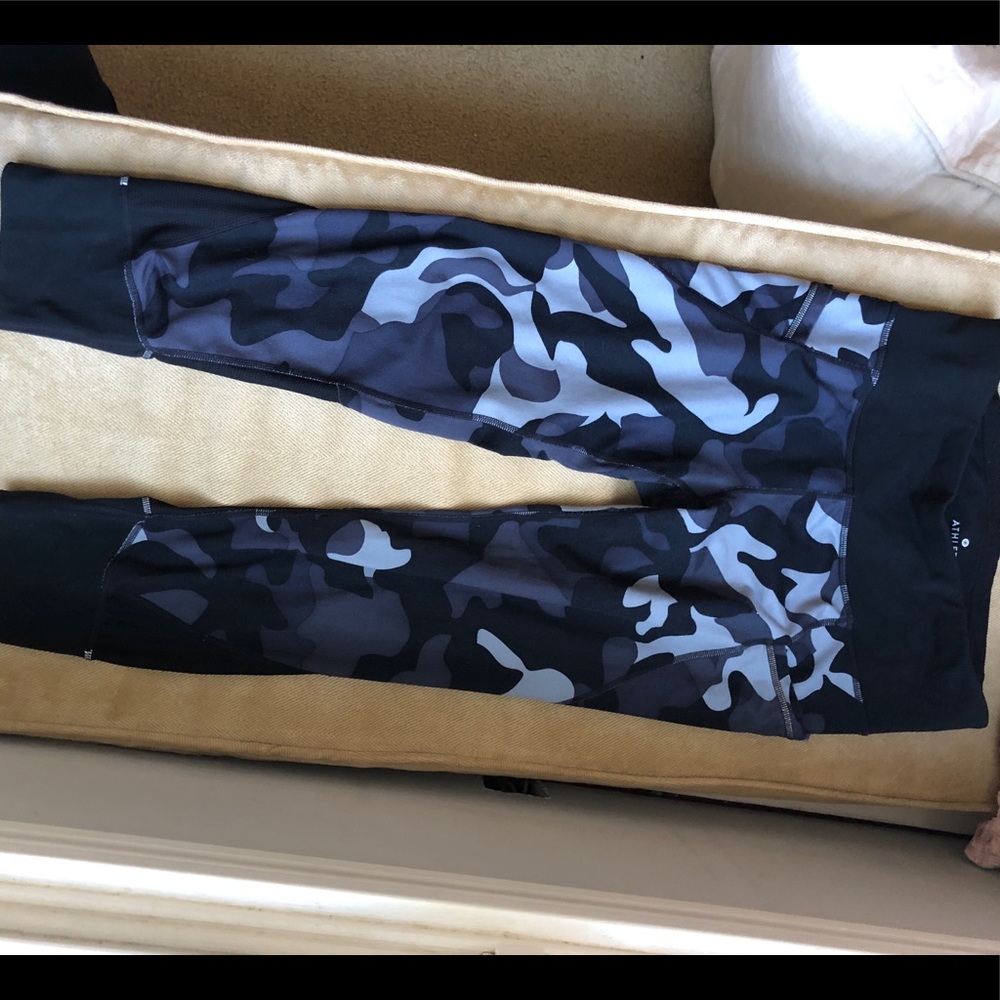 ATHLETA BLACK AND GRAY CAMO 3/4 LEGGINGS